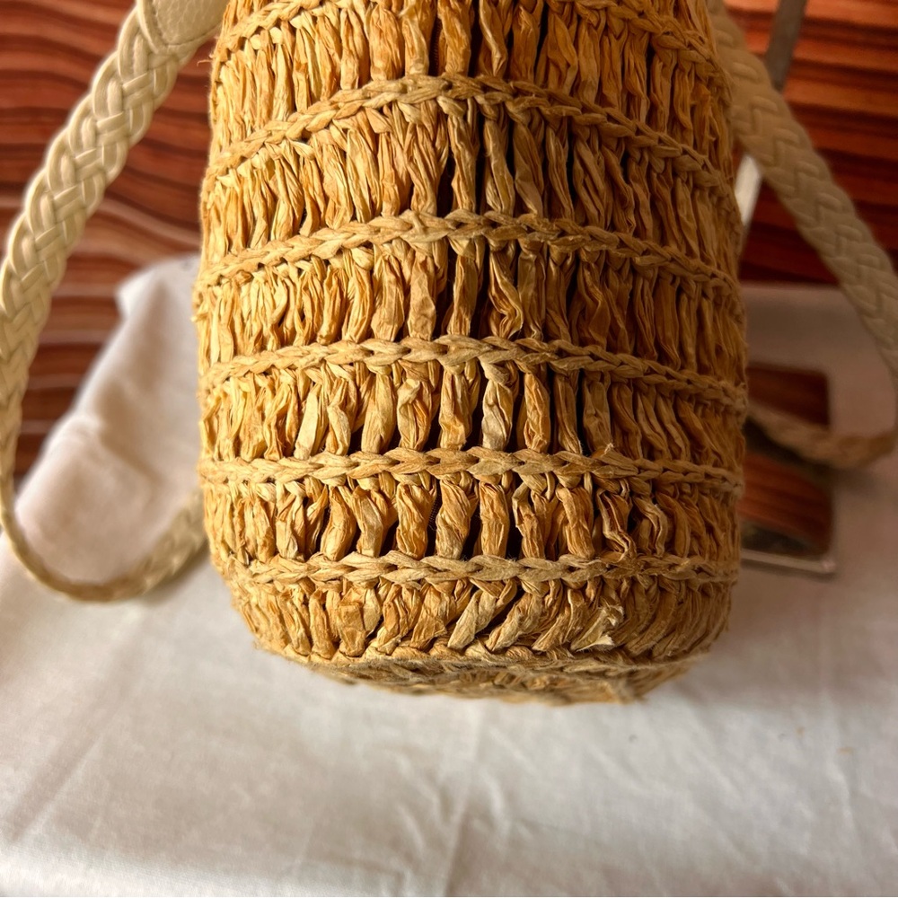 Brighton Straw Shoulder Bag with White & Yellow Daisy Appliqués - Picture 13 of 16